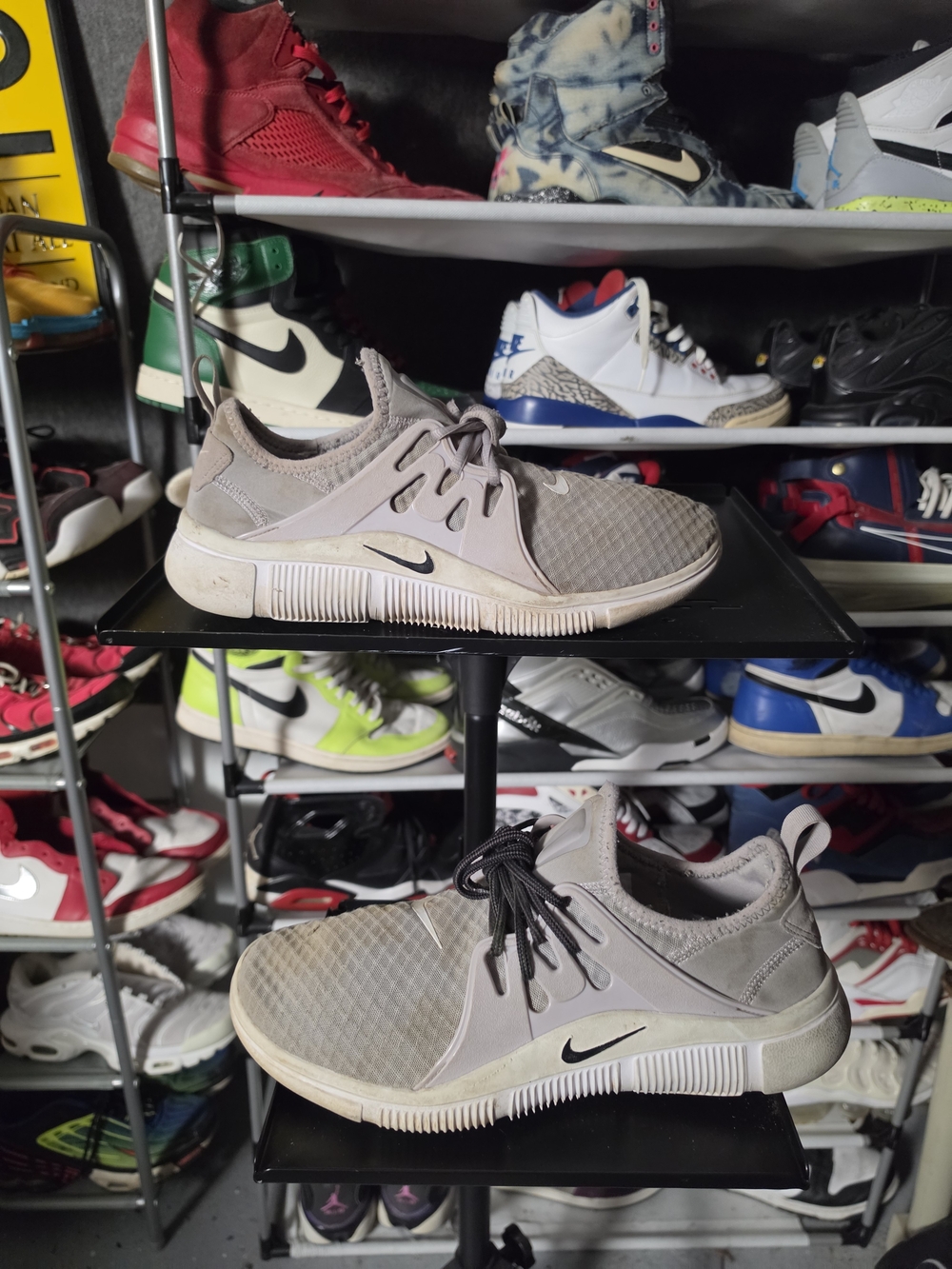 🔥 Nike Acalme Men's Size 12 Light Gray and Cream Athletic Trainers